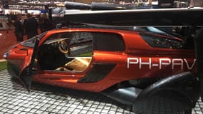 Au salon automobile de Genève (Suisse), la société néerlandaise Pal-V propose l'une des premières voitures volantes de série.