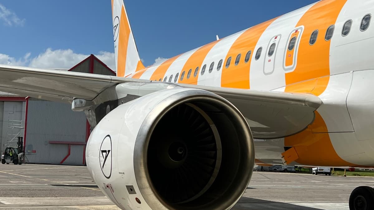 "JE PENSAIS QUE C'ÉTAIT LA FIN": MOTEUR EN FEU, UN AVION DE LA COMPAGNIE CONDOR ATTERRIT EN URGENCE EN ITALIE