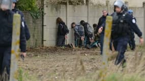 Les forces de l'ordre ont fait s'agenouiller une centaine de jeunes aux abords d'un lycée de Mantes-la-Jolie jeudi.