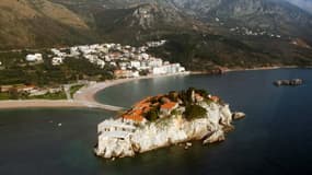 Vue à travers le hublot sur le village de Sveti Stefan, au Monténégro, le 2 avril 2007