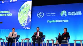 De gauche à droite, Patricia Espinosa, secrétaire exécutive de la Convention-cadre des Nations Unies sur les changements climatiques, le président britannique de la COP26 Alok Sharma et la Première ministre écossaise Nicola Sturgeon, le 5 novembre 2021 à la COP26