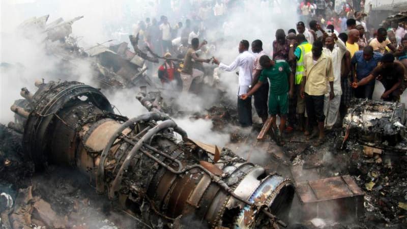 Un avion des lignes intérieures nigérianes a percuté dimanche un immeuble de deux étages à Lagos, capitale économique du Nigeria, ne laissant aucun survivant parmi les 147 personnes à bord de l'appareil. Le président Goodluck Jonathan a décrété un deuil n