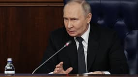 Vladimir Poutine prend la parole lors d'une réunion élargie du Conseil du ministère russe de la Défense au Centre national de contrôle de la défense à Moscou, le 17 décembre 2025.