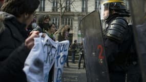 Des lycéens manifestent contre la loi travail face à la police le 1er avril 2016 à Paris