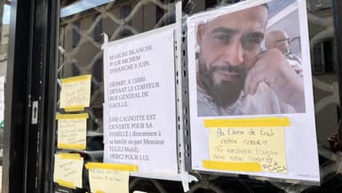 Des mots déposées en hommage au Tunisien Hichem Miraoui devant le salon de coiffure où il travaillait, le 3 juin 2025 à Puget-sur-Argens, dans le Var.