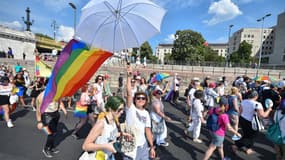 Des personnes participent à la parade de la fierté LGBTIQA+ à Budapest le 23 juillet 2022, en souvenir des émeutes de Stonewall, le premier grand soulèvement des homosexuels contre les agressions de la police à New York le 27 juin 1969.
