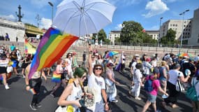 Des personnes participent à la parade de la fierté LGBTIQA+ à Budapest le 23 juillet 2022, en souvenir des émeutes de Stonewall, le premier grand soulèvement des homosexuels contre les agressions de la police à New York le 27 juin 1969.
