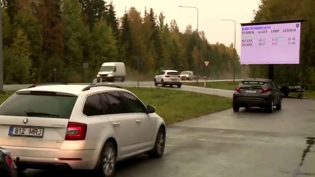 Le panneau d'affichage présente les temps d'immobilisation aux conducteurs interpellés.