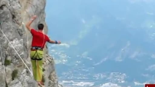 Nathan Paulin a traversé une highline dans le parc du Vercors, dont une partie les yeux bandés.