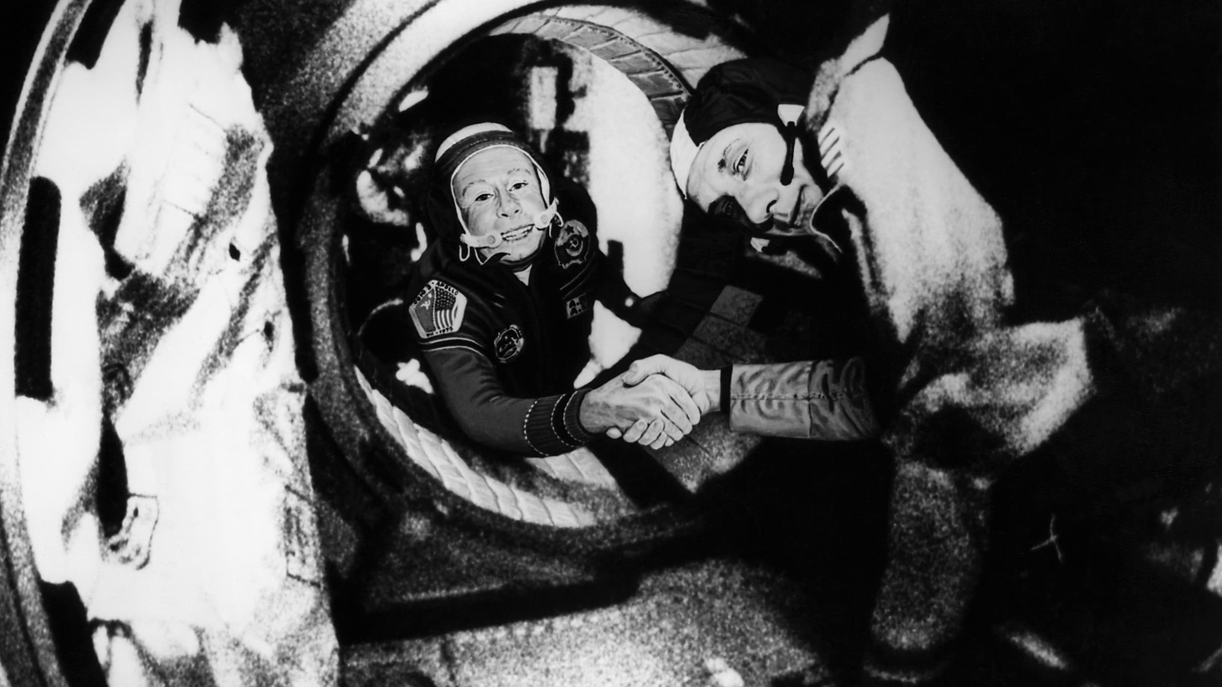 17 июля 1975 года. Рукопожатие в космосе Союз Аполлон 1975. Леонов космонавт в космосе Союз Аполлон.