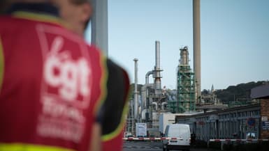 Des grévistes sur le site de la raffinerie TotalEnergies de Gonfreville-L'Orcher (Seine-Maritime), le 27 octobre 2022