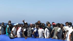 Des migrants secourus en Méditerranée et recueillis dans un canot de sauvetage des ONG SOS Méditerranée et Médecins sans Frontières (MSF), le 11 août 2019. (Photo d'illustration)