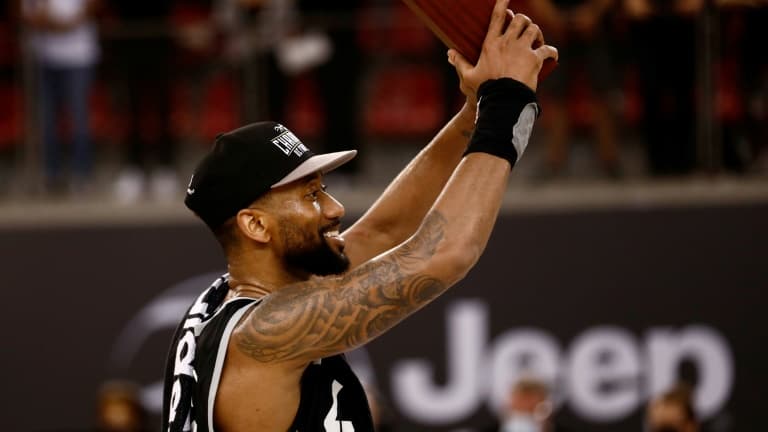L'Américain David Lighty après la victoire de Villeurbanne en finale du championnat de France de basket, le 26 juin 2021 à Rouen