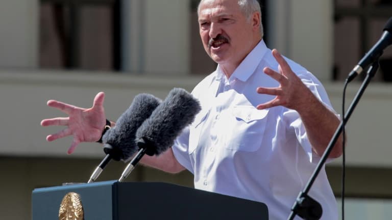 Le président Alexandre Loukachenko s'adresse à ses partisans lors d'un rassemblement à Minsk, le 16 août 2020 au Bélarus 