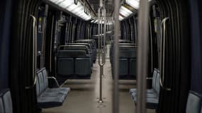 Une rame de métro vide à Paris après l'entrée en vigueur d'un couvre-feu nocturne, le 17 octobre 2020