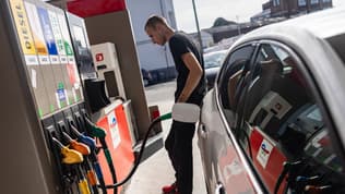 Un automobiliste fait le plein de sa voiture dans une station-service TotalEnergies à Faches-Thumesnil près de Lille, dans le nord de la France, le 10 août 2023.