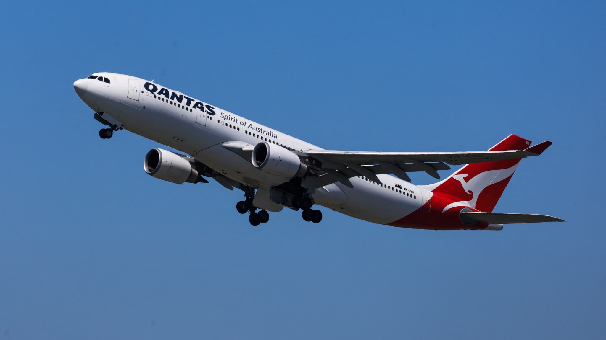 LICENCIEMENTS ILLÉGAUX PENDANT LA PANDÉMIE DE COVID-19: LA COMPAGNIE AÉRIENNE QANTAS CONDAMNÉE À VERSER 50 MILLIONS D'EUROS