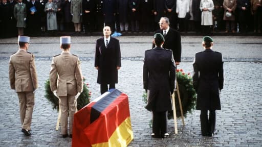 Helmut Kohl et François Mitterrand devant le catafalque, couvert d'un côté par un drapeau allemand et de l'autre par un drapeau français le 22 septembre 1984 à Verdun Helmut Kohl et François Mitterrand devant le catafalque, couvert d'un côté par un drapeau allemand et de l'autre par un drapeau français le 22 septembre 1984 à Verdun