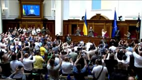 Le drapeau de l'Union européenne est symboliquement déployé dans le Parlement ukrainien, le 1er juillet 2022
