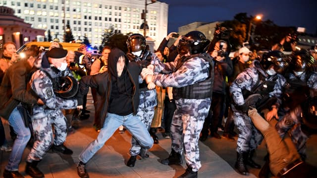 En Russie, de nombreuses personnes ont manifesté malgré la répression, fin septembre, contre la mobilisation.  