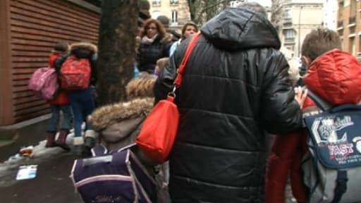 Martine, 62 ans, va chercher Alexandre et Marie tous les jours à l'école.