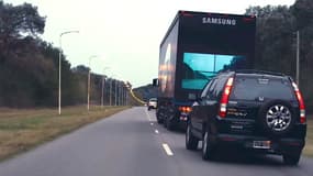 Ce procédé permet aux véhicules coincés derrière un camion de voir ce qu’il se passe devant pour pouvoir doubler en toute sécurité.