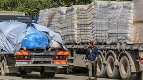 Des camions transportant de l'aide humanitaire et du carburant entrent dans la bande de Gaza par le poste frontière de Kerem Shalom à Rafah, Gaza, le 17 février 2025, lors du cessez-le-feu.