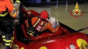 Des pompiers lors d'une opération de sauvetage à la suite d'une pluie torrentielle à Senigallia, province d'Ancône, Italie, le 16 septembre 2022. (photo d'illustration)