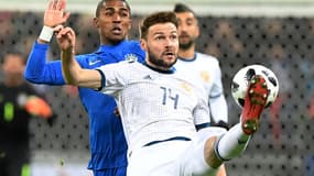 Vladimir Granat au duel avec Douglas Costa