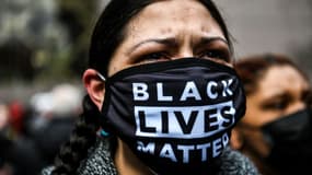 Une femme portant un masque "Black Lives Matter" pleure à l'énoncé du verdict, à Minneapolis, dans le Minnesota, le 20 avril 2021 (image d'illustration)