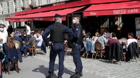 Des clients attablés en terrasse par une journée ensoleillée, à Paris, le 29 mai 2021