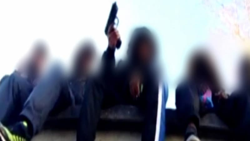 Une image du clip où les "bébé rappeurs" exhibent des liasses de billets.