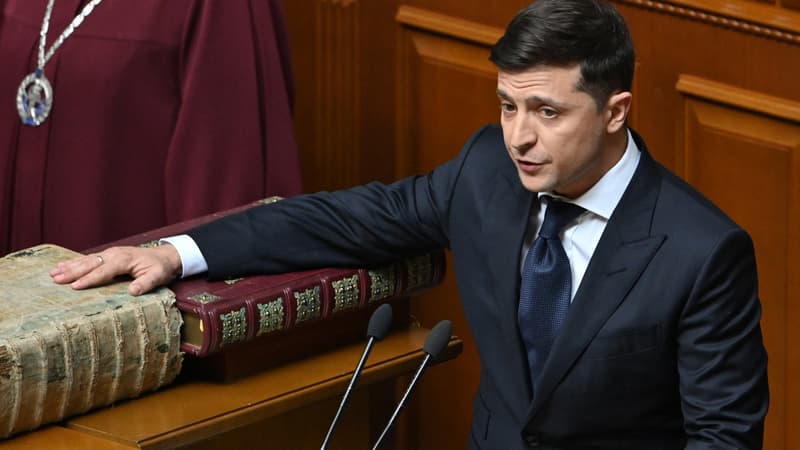 Le président ukrainien Volodymyr Zelensky prête serment sur la bible et la constitution, le 20 mai 2019 à Kiev