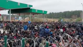 Capture vidéo réalisée à partir d'images diffusées par les gardes-frontières polonais le 15 novembre 2021 montrant une foule de migrants se rassemblant entre la Pologne et la Biélorussie.