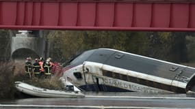 Des secouristes le 15 novembre 2015 sur les lieux du déraillement d'un TGV d'essai la veille à Eckwersheim, dans le Bas-Rhin 