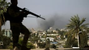 Un membre des forces irakiennes monte la garde sur un immeuble dans l'est de Mossoul, le 7 avril 2017