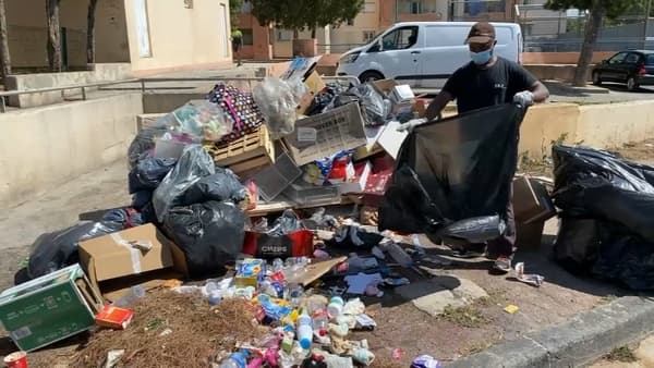 Un agent de propreté en train de déblayer la cité Bassens à Marseille.