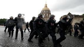 Des CRS durant la manifestation du 12 mai 2016 contre la Loi Travail, à Paris.