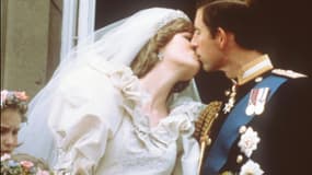 Le Prince Charles et la Princesse Diana s'embrassent lors de leur mariage, le 29 juillet 1981 à Londres