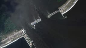 Cette image satellite fournie par Maxar Technologies montre le barrage et la centrale hydroélectrique de Kakhovka après leur destruction, le 7 juin 2023.