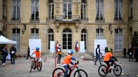 Des enfants à vélo lors d'un événement organisé à Paris à l'hôtel de Matignon, la résidence officielle du Premier ministre, pour célébrer les quatre ans du plan vélo en septembre 2022 (photo d'illustration)