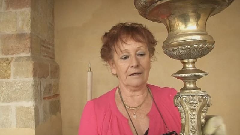 "C'est très convivial", explique Dany en astiquant un candélabre.