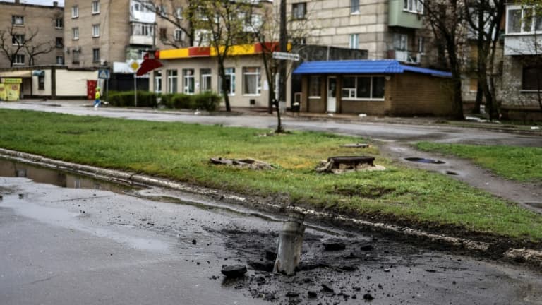 Une roquette non explosée dans une rue de Severodonetsk, dans l'est de l'Ukraine, le 13 avril 2022. PHOTO D'ILLUSTRATION