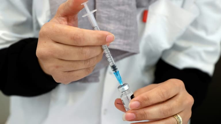 Un soignant prépare une dose de vaccin anti-covid le 21 décembre 2020 à Herzliya (Israël). 
