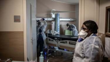 Des aides-soignantes nettoient une chambre d'un ancien patient Covid-19 à l'AP-HP (Assistance Publique - Hopitaux de Paris) à Paris, le 28 mai 2020