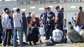 Des CRS discutent avec des migrants, le 5 août 2014, à Calais. Des heurts ont éclaté à plusieurs reprises au port faisant des blessés, dont un grave transporté à l'hôpital de Lille.