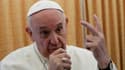Le pape François répond à des journalistes dans l'avion qui le ramène d'Égypte, le 29 avril 2017