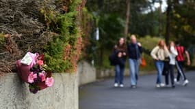 Des fleurs ont été déposées à l'entrée du collège-lycée  Saint-Thomas d'Aquin de Saint-Jean-de-Luz, où une professeure d'espagnol a été tuée, le 22 février 2023