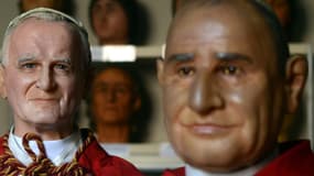 Les statues des papes Jean-Paul II et Jean XXIII au Musée du Vatican, le 7 avril.