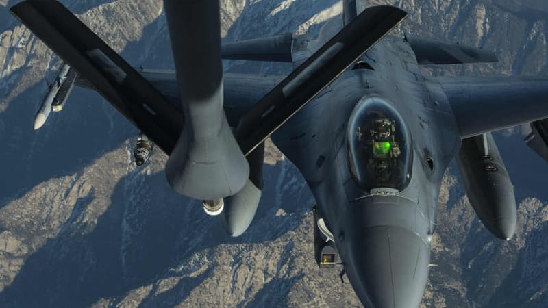 Un Falcon de l'US Air Force de la coalition internationale de lutte contre Daesh survole l'Afghanistan, le 29 décembre 2015.